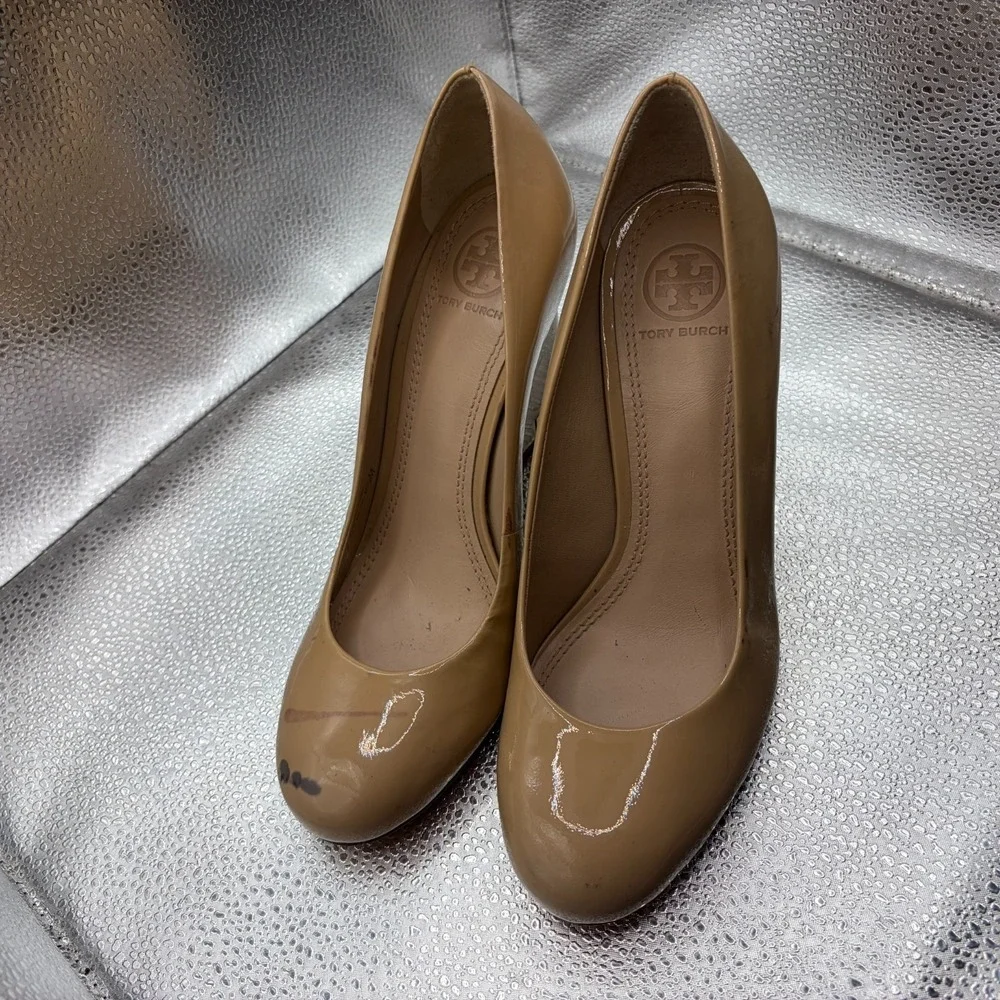 Size 6.5M Tory Burch Astoria Nude Patent Leather Beige Womens Wedge Pump Heels